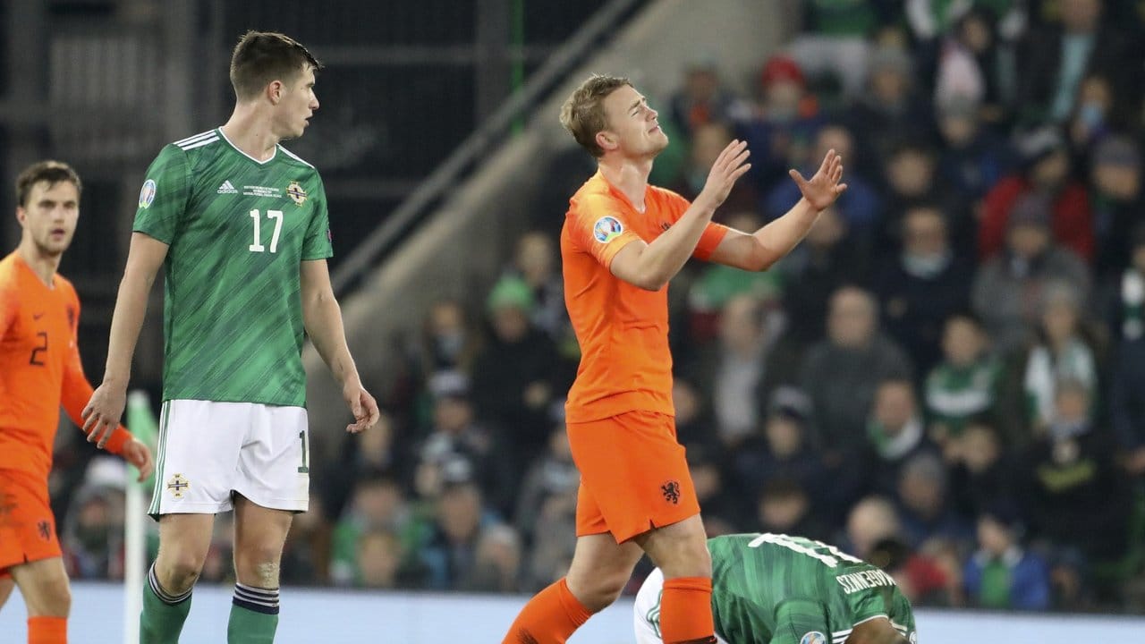 Der Niederländer Matthijs de Ligt (M) aus den Niederlanden hadert mit einer vergebenen Chance.