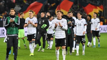 Die deutsche Nationalmannschaft hat sich durch einen 4:0-Sieg gegen Weißrussland vorzeitig für die EM im kommenden Jahr qualifiziert. Matthias Ginter (42.), Leon Goretzka (49.) und Toni Kroos (55./83.) trafen zum ungefährdeten Sieg. Zwei DFB-Stars haben sich in der t-online.de-Einzelkritik die Bestnote verdient.