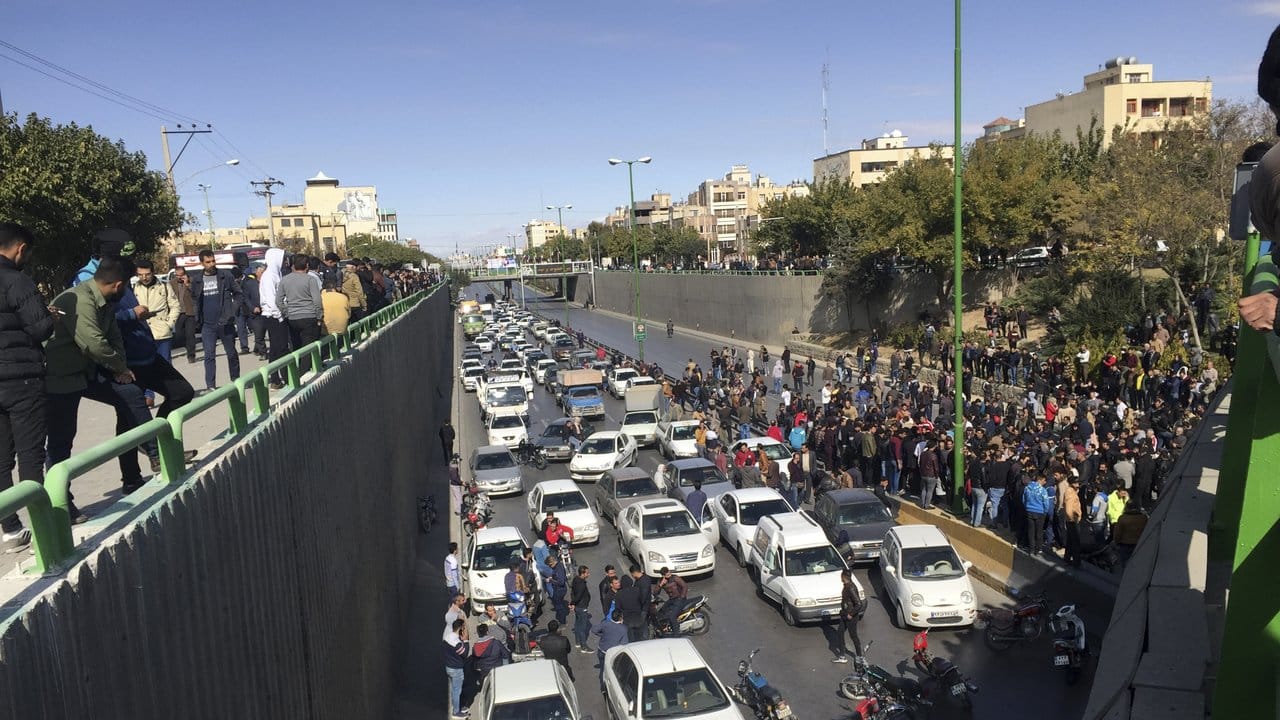 Demonnstranten blockieren eine Straße in Isfahan: Im Iran sind Tausende Menschen gegen die Rationierung und Verteuerung von Benzin auf die Straße gegangen.