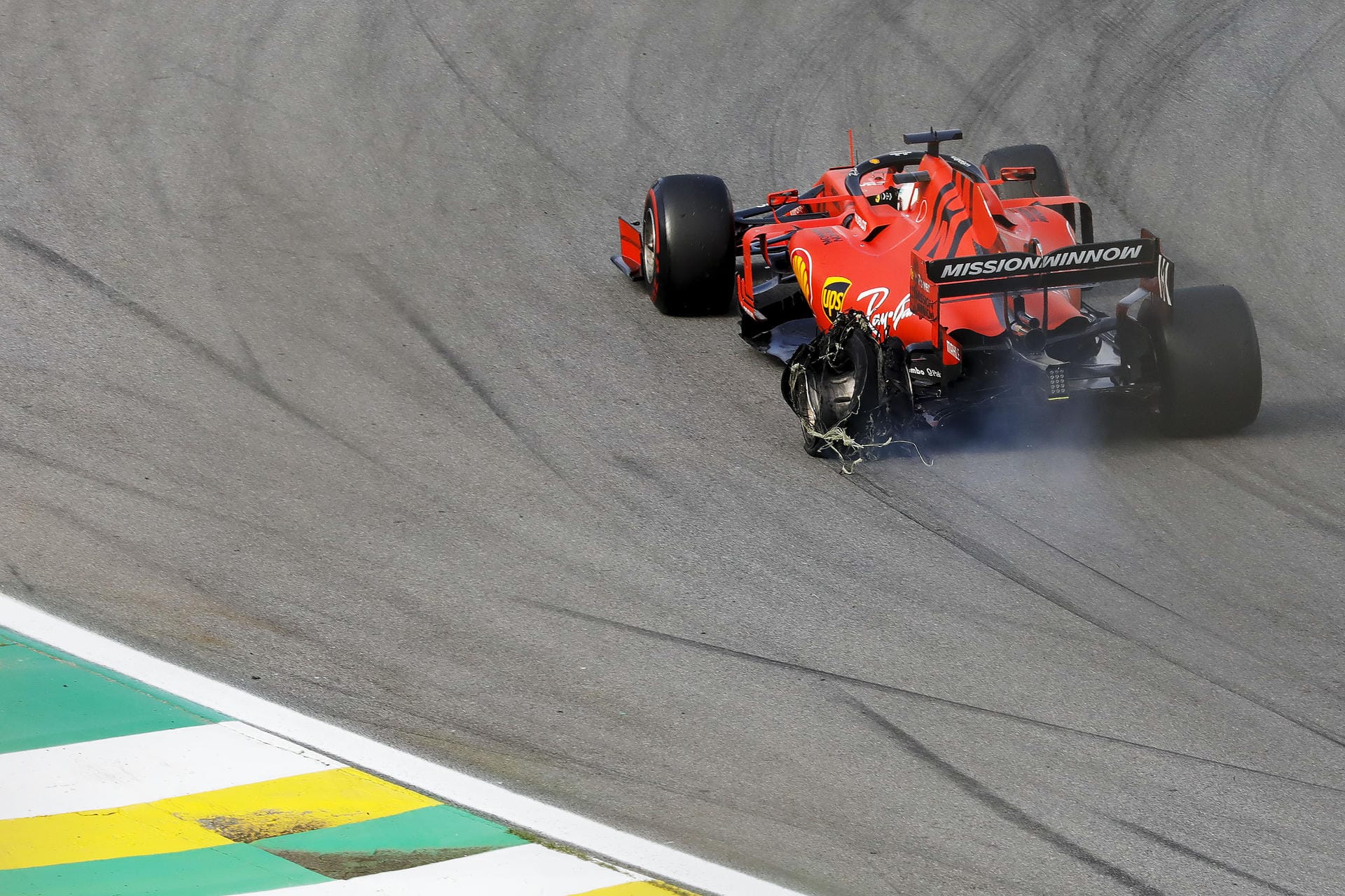 "AS" (Spanien): "Vettel und Leclerc sorgen für ein Schisma bei Ferrari: Bis zur vorletzten Safety-Car-Phase fuhren Vettel und Leclec in Reichweite zum Podium. Es lief alles gut, bis Leclerc das riskante Manöver im Senna-S an Vettel unternahm. Der Vierfach-Champion revanchierte sich. Die Folge: Doppelausfall und Wut in Maranello."