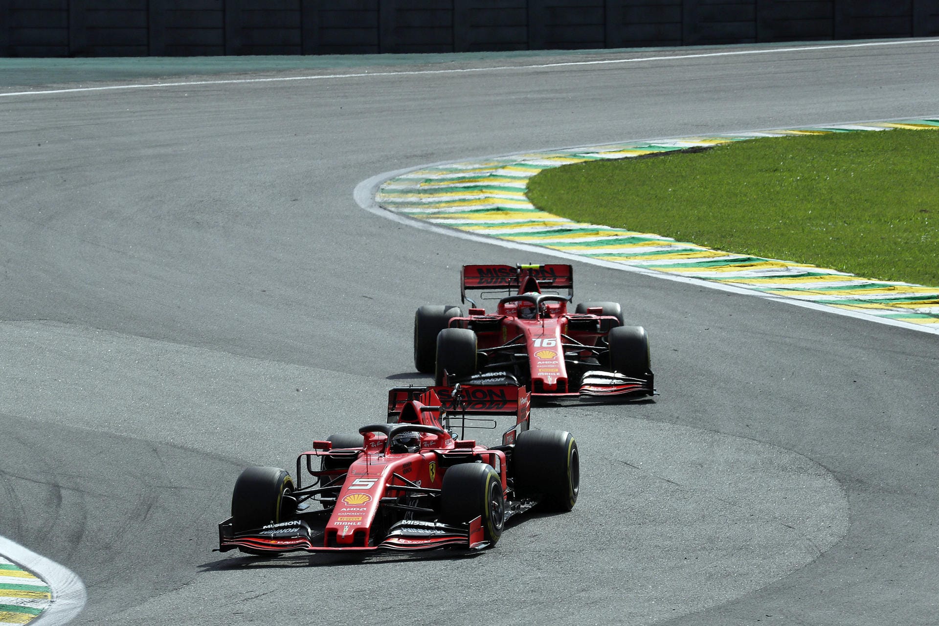 "Gazzetta dello Sport" (Italien): "Desaster bei Ferrari. Vettel und Leclerc werfen sich beide gegenseitig raus. Die Situation bei Ferrari wird immer komplizierter. In Brasilien explodierte die Situation. In den nächsten Tagen wird in unvermeidliche Diskussionen in Maranello die teaminterne Rangordnung neu definiert werden müssen."