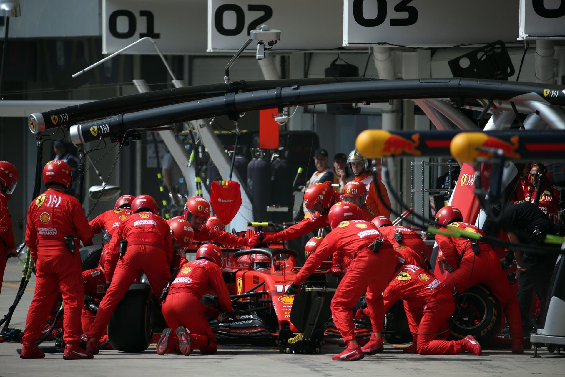 "The Sun" (Großbritannien): "Vettel und Leclec müssen sich am Montag vor den Ferrari-Bossen verantworten. Die ganze Saison lang sind sie schon auf Krawall gebürstet. In Sao Paulo explodierte das Pulverrfass einmal mehr und ließ beide am Ende des Rennens ohne Punkte dastehen.