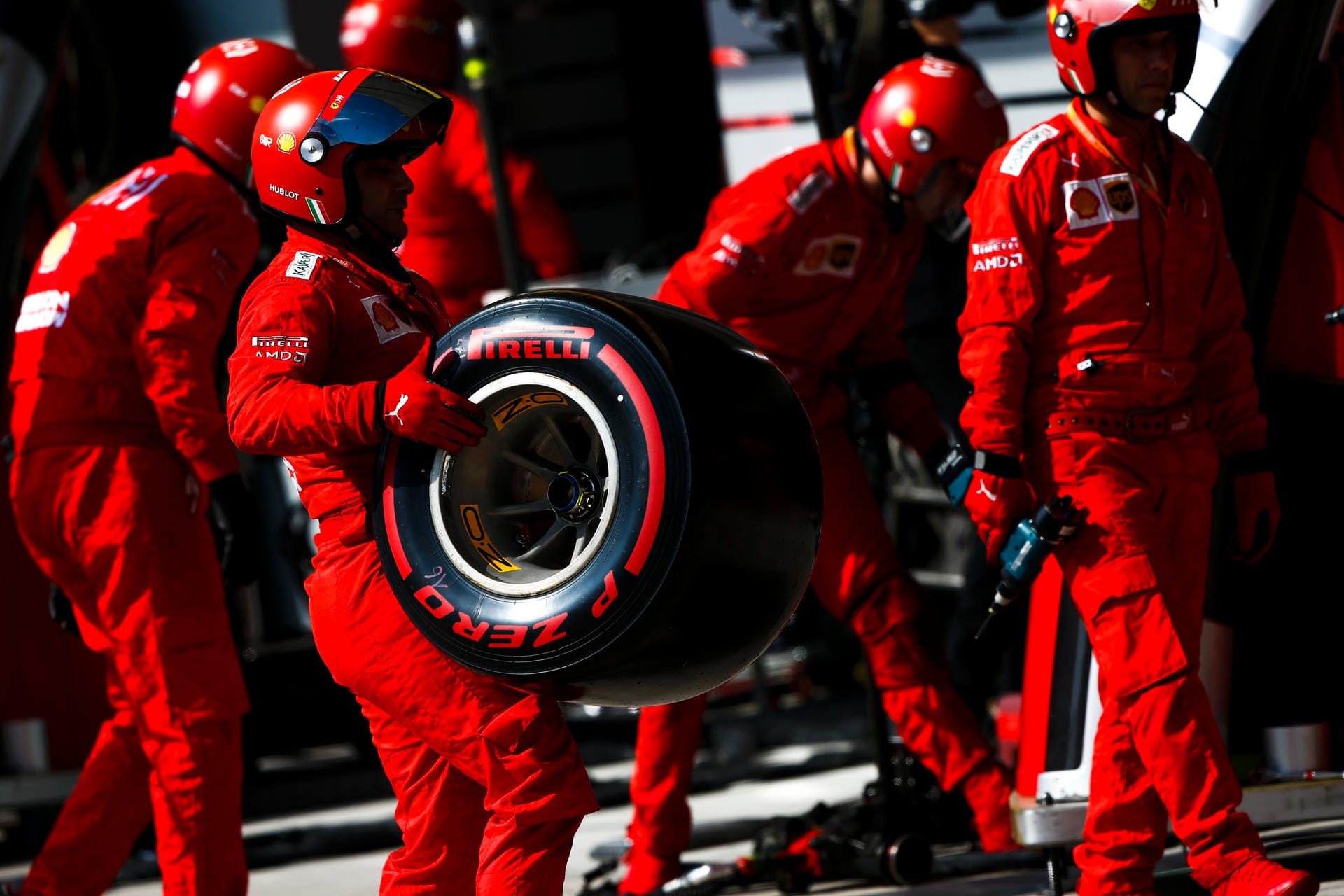 "Blick" (Schweiz): "Das Ferrari-Duo schießt sich ab, 22 WM-Punkte für Alfa-Sauber. Was für ein Ferrari-Drama in Sao Paulo! Der Super-Knall ereignet sich in Runde 66 von 71. An den Ferrari-Boxen bricht Chef Binotto zusammen."