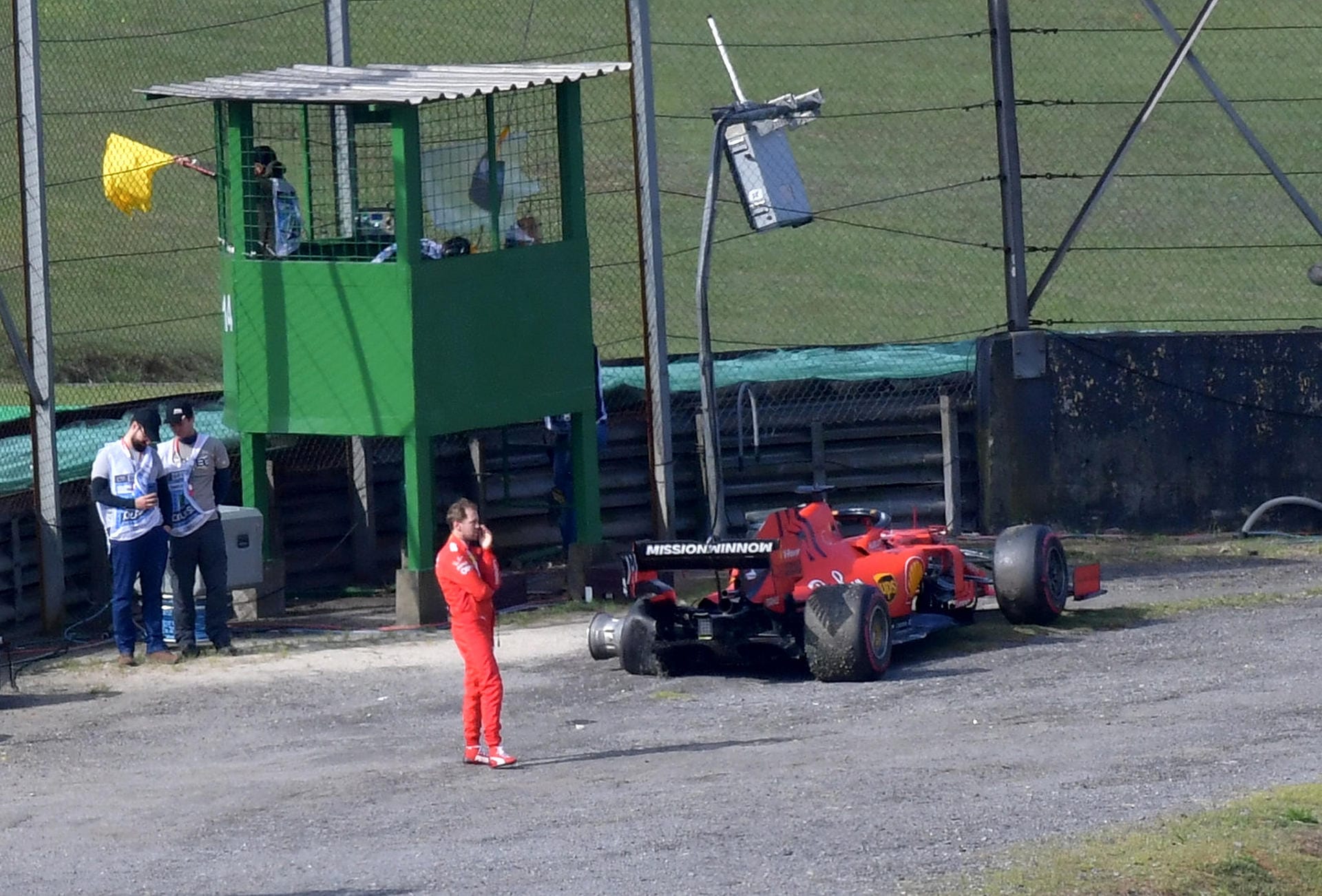 Beim Großen Preis von Brasilien kam es zwischen den Ferrari-Piloten Sebastian Vettel und Charles Leclerc fünf Runden vor Schluss zur Kollision. Während Ferrari sich selbst zerstörte, triumphierte Verstappen. t-online.de hat die internationalen Pressestimen zum Ferrari-Crash zusammengestellt.