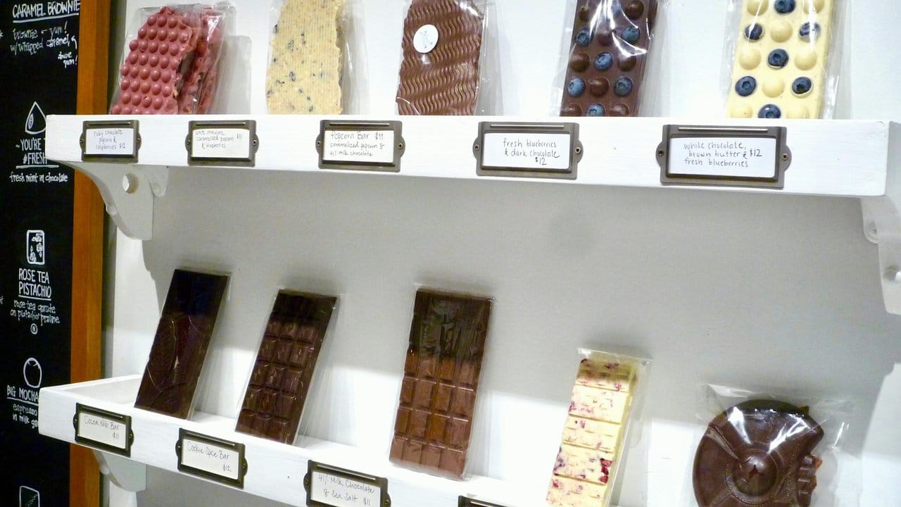 Schokoladentafeln im Schokoladengeschäft "Obessive Chocolate Disorder" von Sebastian Brecht.