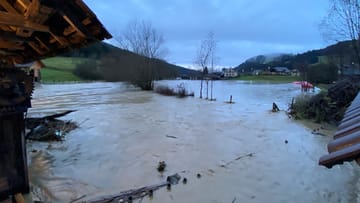 Hochwasser in St. Veit an der Glan in Österreich: Mehrere Regionen in Österreich stehen unter Wasser, trockener soll es erst ab Mitte der Woche werden.