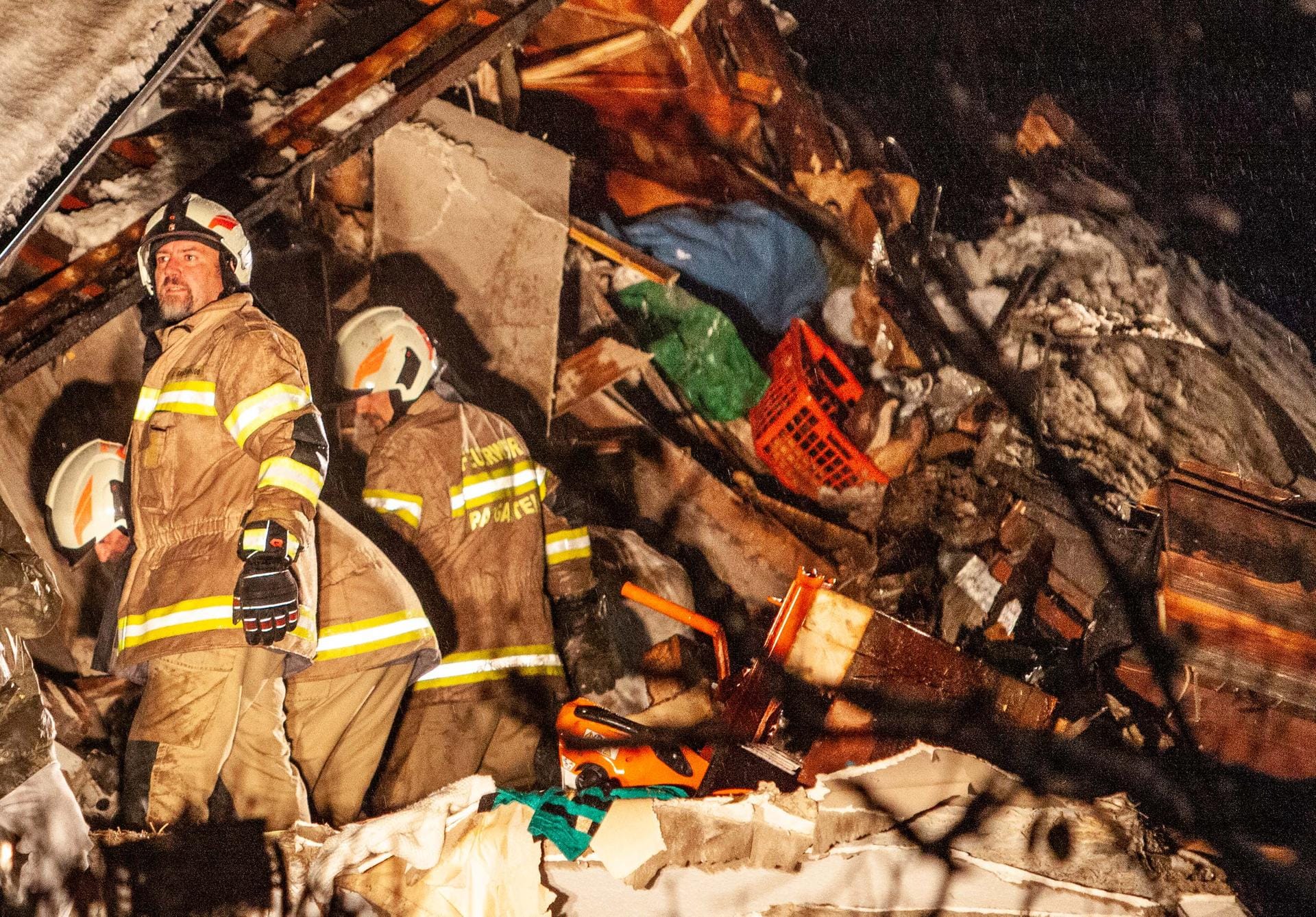 Rettungsleute in Bad Gastein: In dem Ort ging eine Schlammlawine auf zwei Wohnhäuser nieder, Helfer konnten zwei Personen retten.