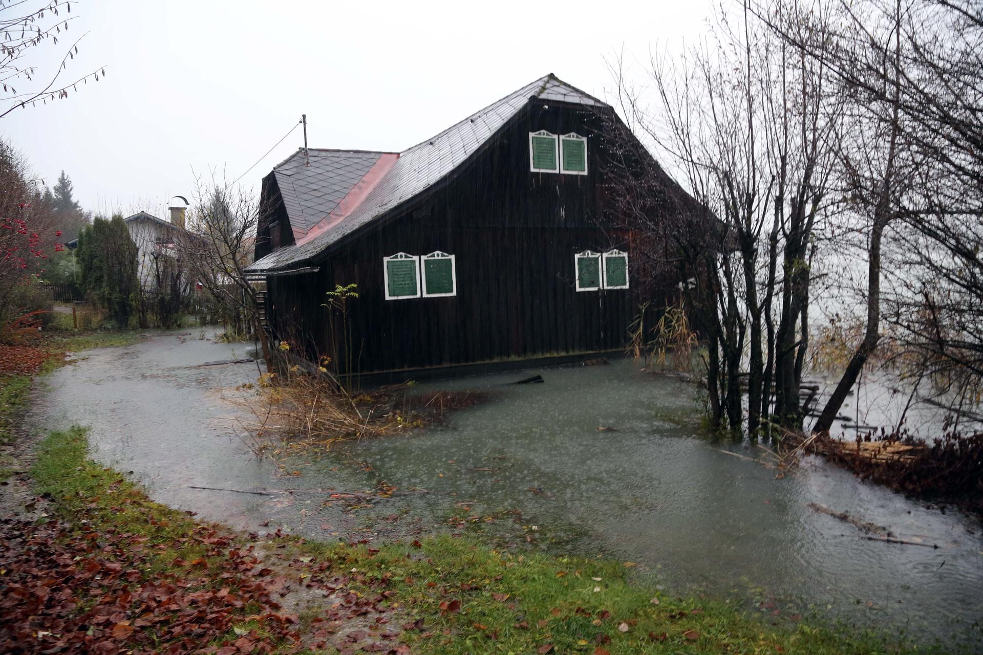 Ein überschwemmtes Haus in der Nähe des Faaker Sees: Der Faaker See führte am späten Sonntagabend ein Hochwasser, wie es statistisch nur alle 100 Jahre vorkommt.