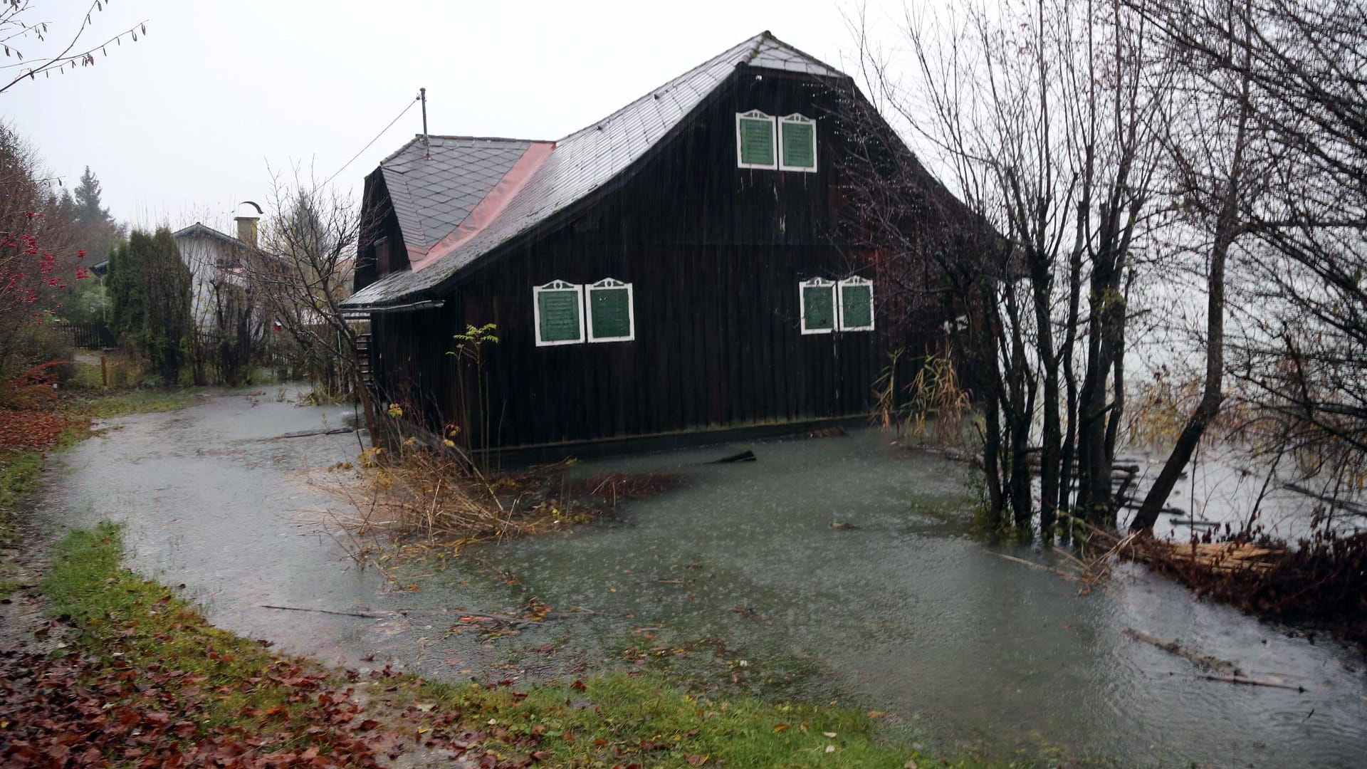 Ein überschwemmtes Haus in der Nähe des Faaker Sees: Der Faaker See führte am späten Sonntagabend ein Hochwasser, wie es statistisch nur alle 100 Jahre vorkommt.