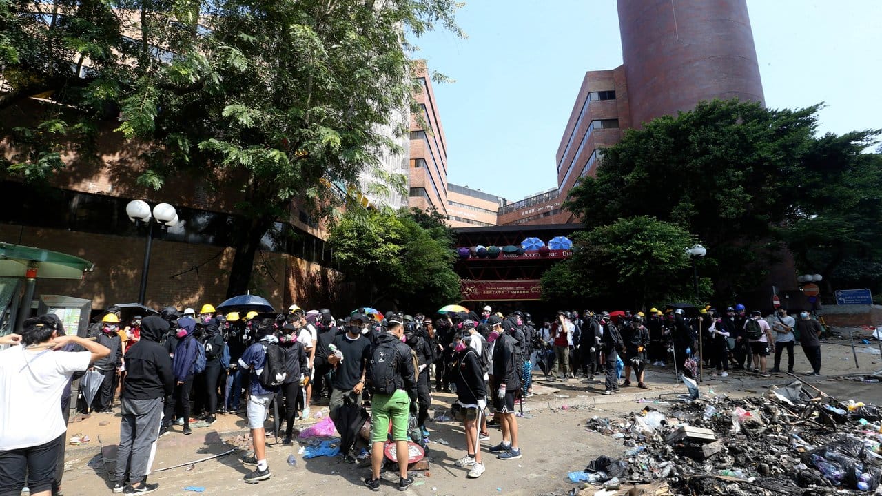 Versammlung vor der Polytechnischen Universität: Trotz eines Polizeiverbots haben in Hongkong wieder Zehntausende Menschen gegen die Regierung protestiert.