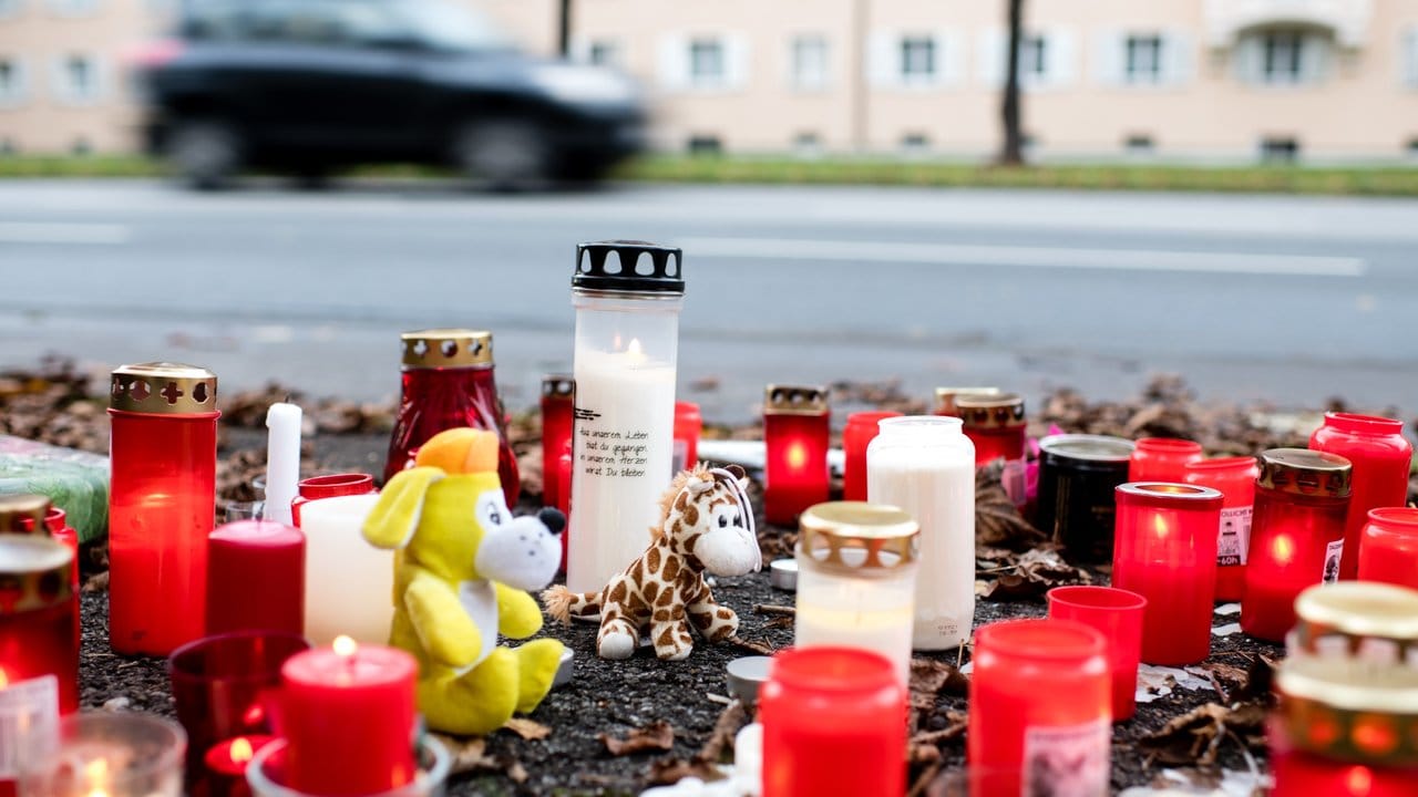 Kerzen und Blumen liegen an der Unfallstelle, an der ein 14-Jähriger zu Tode gekommen war.