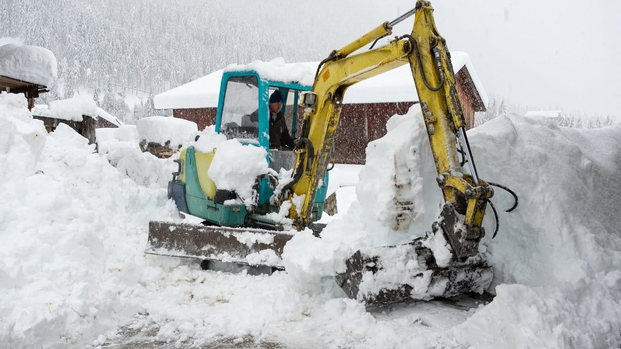 Schneeräumung in Kals am Großglockner: In Österreich wächst aufgrund der starken Regen- und Schneefälle die Sorge vor gefährlichen Hangrutschungen auch in Wohngebieten.