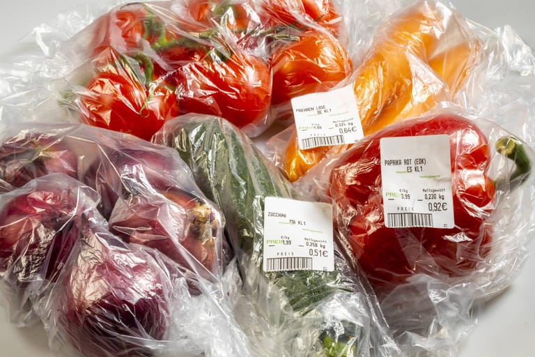 Verpacktes Gemüse: Viele Obst- und Gemüsesorten werden in Plastikverpackungen eingepackt, obwohl sie auch ohne Verpackung gut transportiert werden könnten.