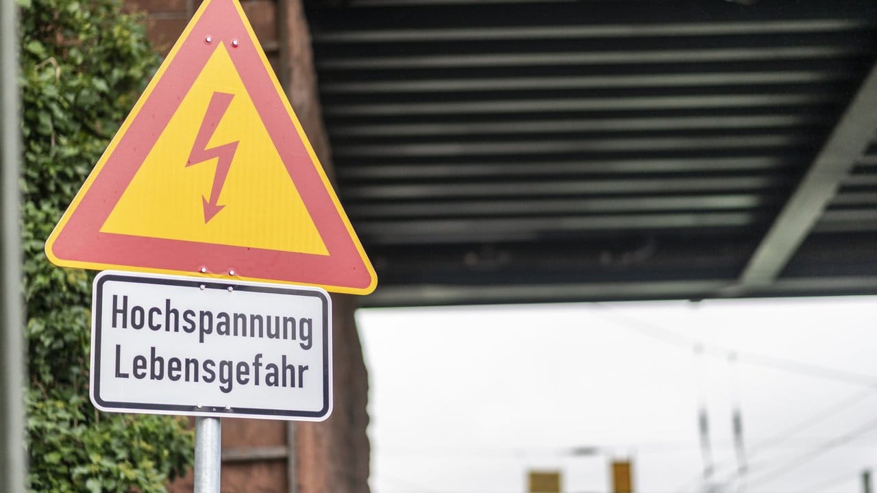 Ein Warnschild "Hochspannung Lebensgefahr" steht am Güterbahnhof.