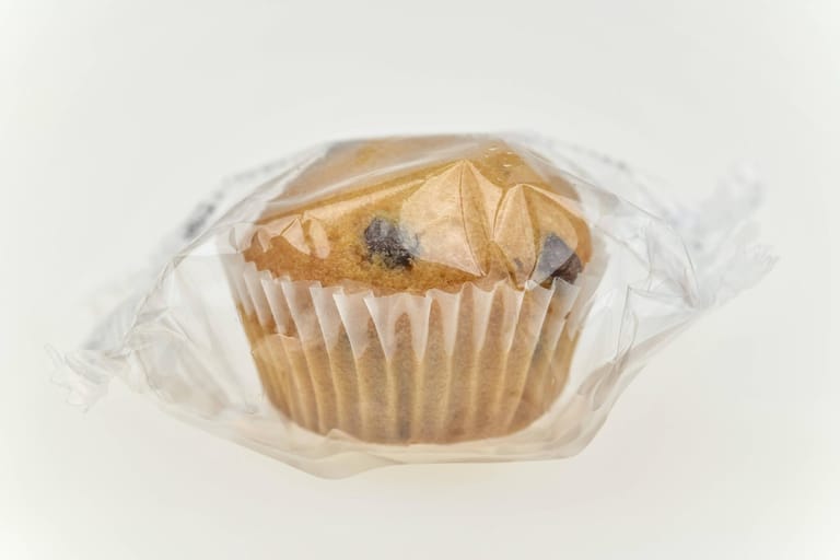 Ein Muffin in Plastikverpackung: Auch Brot- und Kuchenprodukte landen immer öfter in einzelnen Plastikverpackungen.