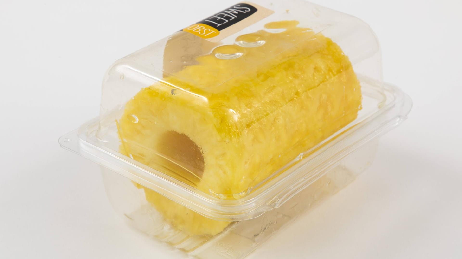 Ananas in Plastik: Immer mehr Obst- und Gemüsesorten werden klein geschnitten in Plastikverpackungen angeboten. Einfach, weil es so praktischer ist – dabei könnte Müll bei einer Ananas vollständig vermieden werden.