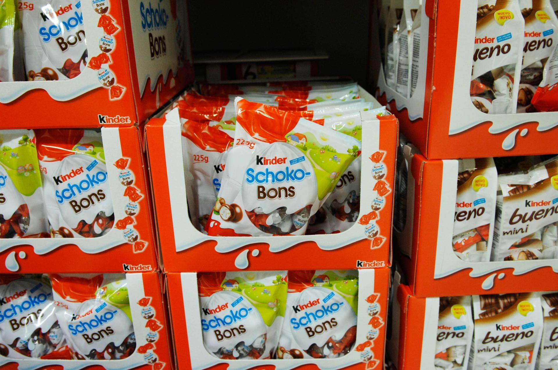 Kinder Schokolade: Ferrero verpackt seine Kinder Schoko-Bons genauso wie Mini Kinder Buenos alle einzeln in Plastikfolien und dann noch einmal in eine Plastiktüte – und steht damit leider auf dem Markt der Süßigkeiten nicht alleine da .