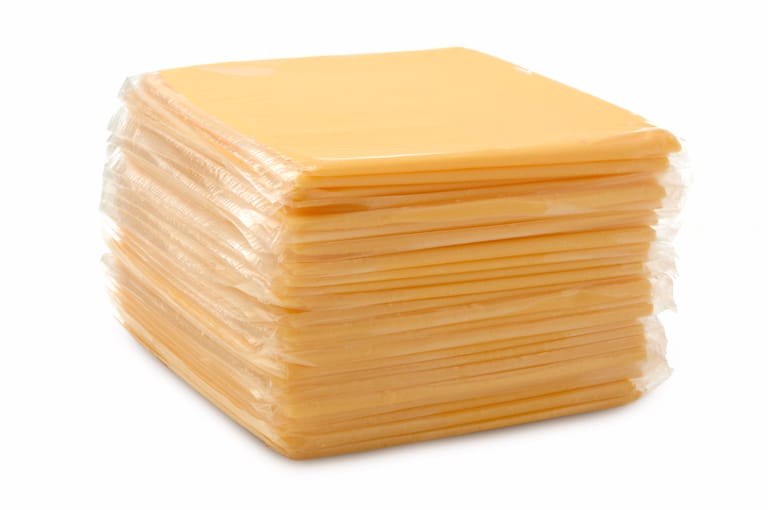 Scheiblettenkäse: Der beliebte Käse für Burger ist besonders umweltschädlich verpackt. Jede einzelne Scheibe ist in einer Plastikfolie, alle Scheiben wiederum sind noch einmal mit Plastik verpackt.