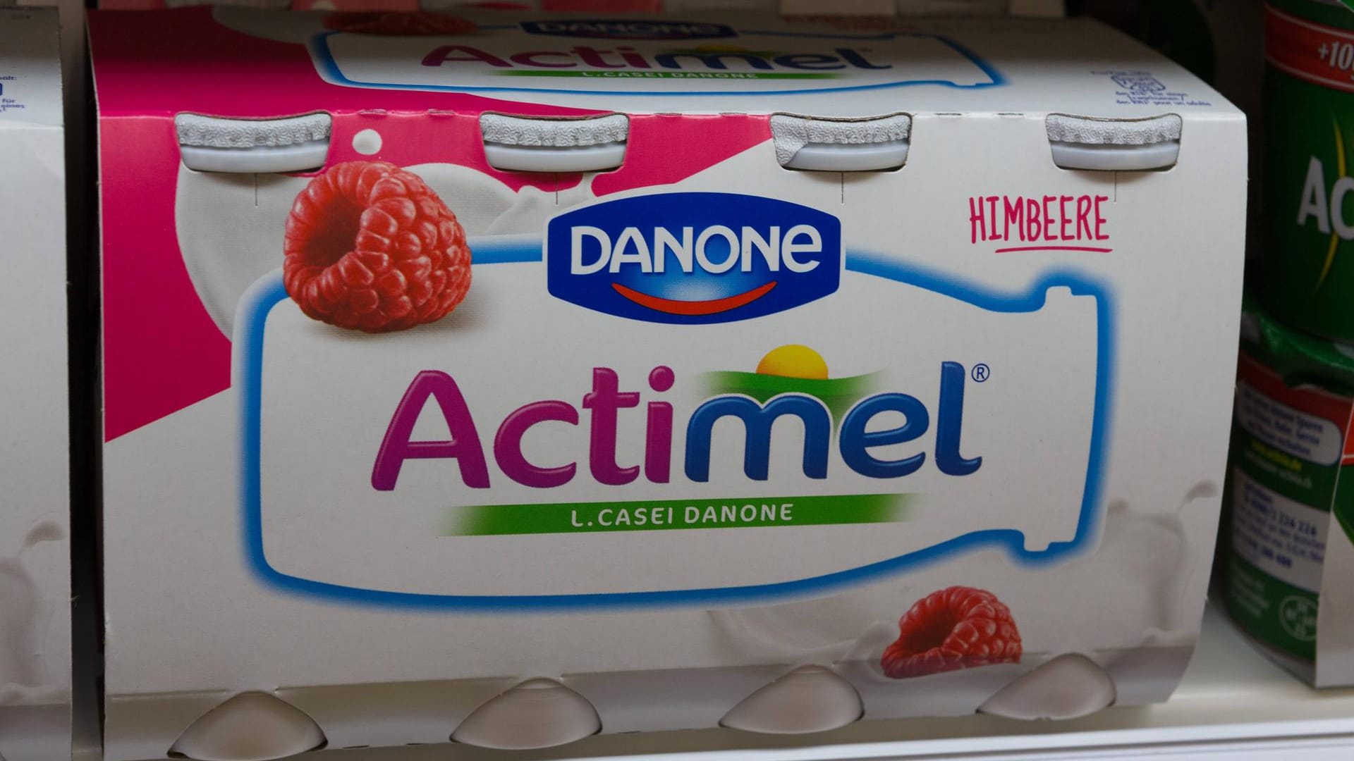 Danone Actimel: Mehrere kleine Fläschchen werden in einer großen Verpackung zusammen eingepackt. Weniger praktisch, aber auch weniger müllreich wäre es, die gleiche Menge Milchprodukt in eine große Flasche abzufüllen.