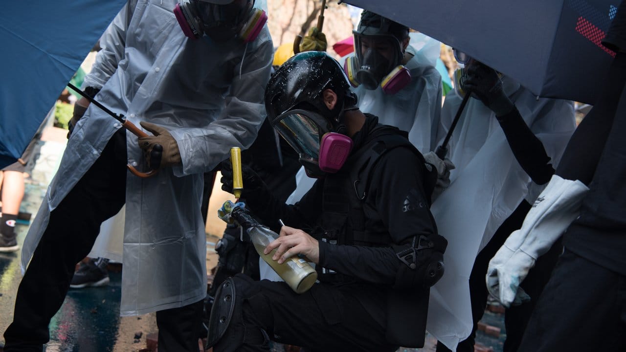 Die Gewalt eskaliert: Demonstranten bereiten vor der Polytechnischen Universität einen Molotow-Cocktail vor.