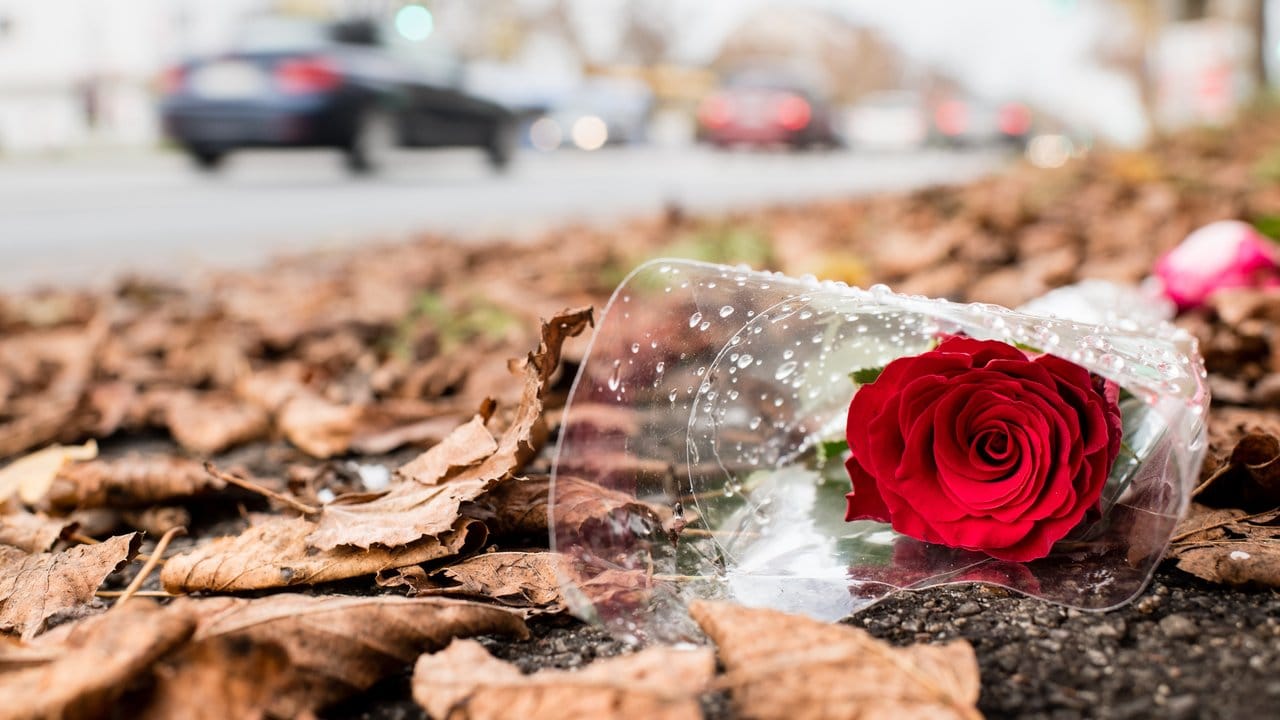 Ein Rose erinnert an der Unfallstelle an den Unfalltod des 14-Jährigen.