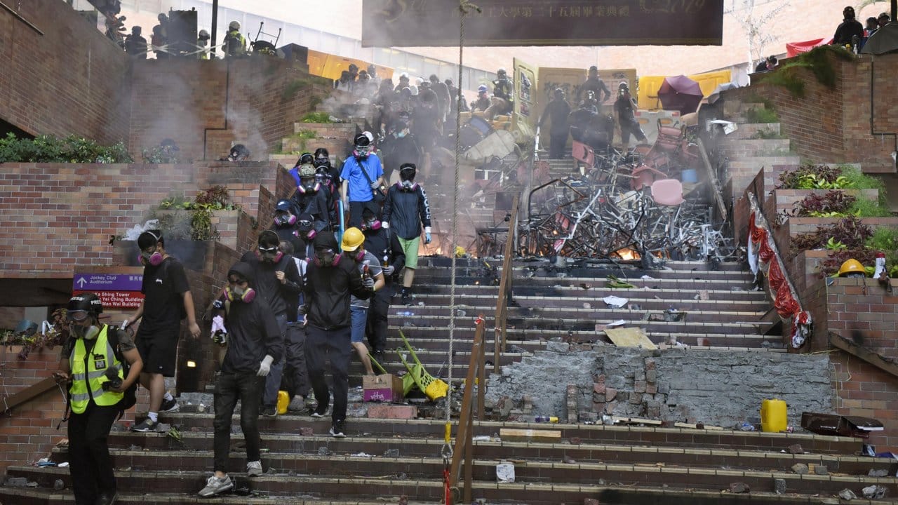Demonstranten verlassen den Campus der Polytechnischen Universität in Kowloon.