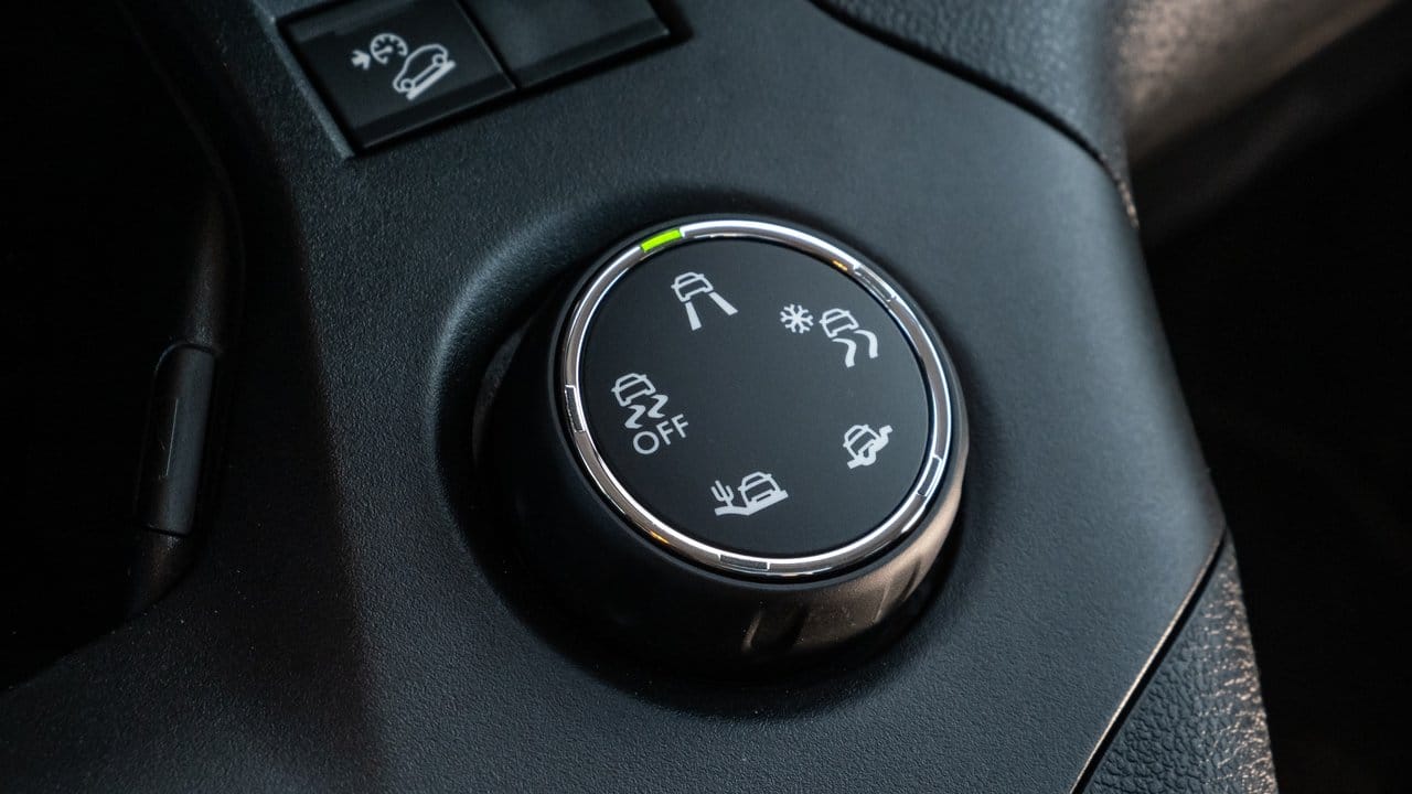 Sind moderne ESP-Systeme zugeschaltet, bemerken Autofahrer aus Sicht von Experten bei der Fahrdynamik kaum Unterschiede zwischen den verschiedenen Antriebsarten.