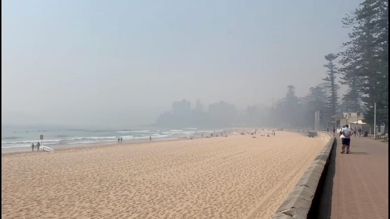 Auch am Strand ist der Rauch allgegenwärtig.