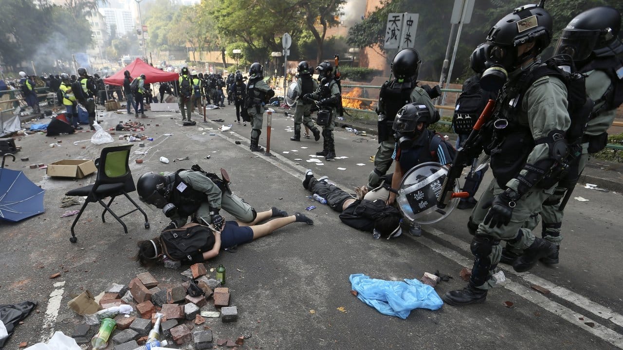 Bei den Unruhen haben sich schätzungsweise noch rund 100 Studenten in der von der Polizei belagerten Universität verbarrikadiert.