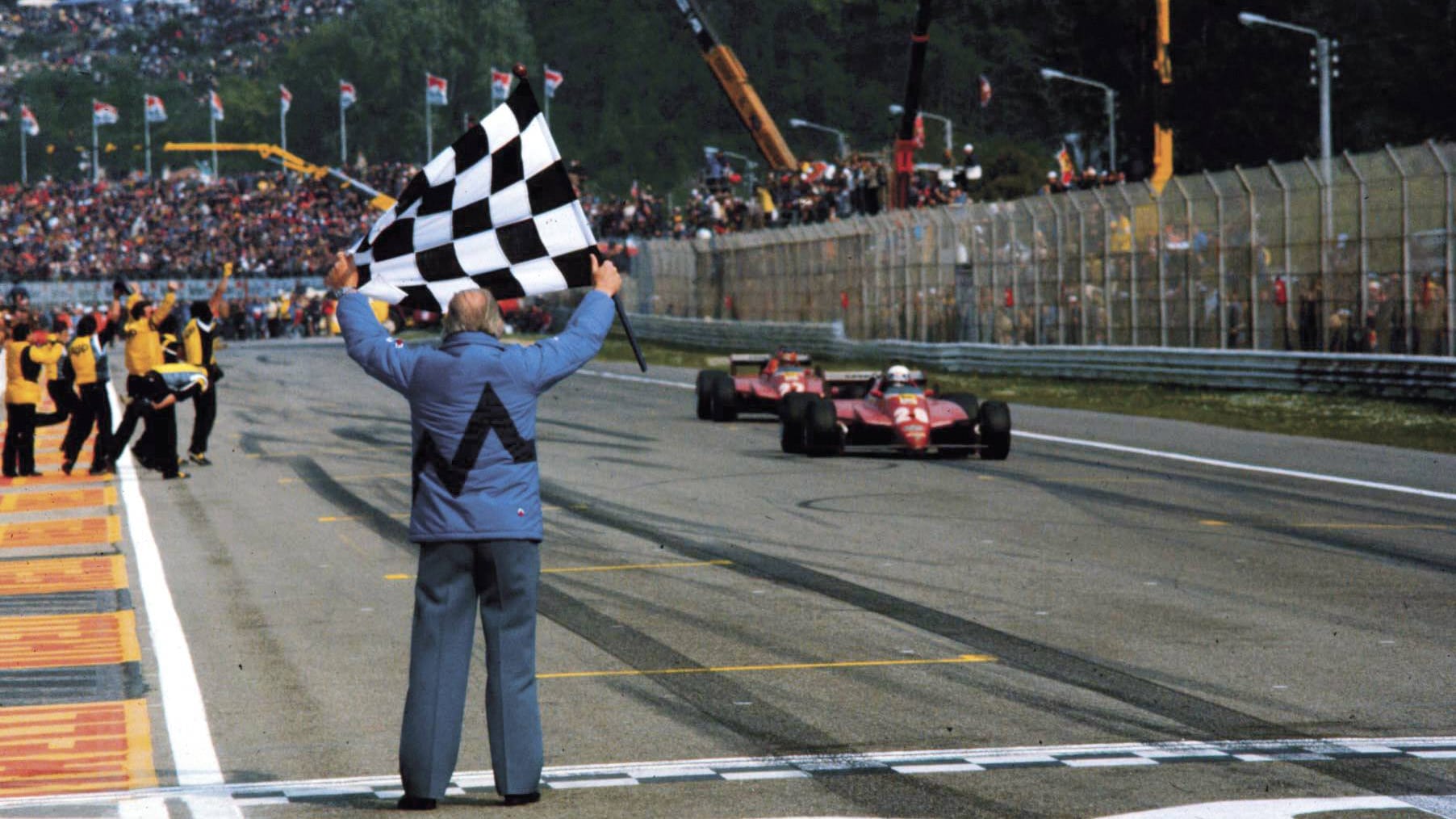 Gilles Villeneuve und Didier Pironi (Ferrari): Sie liefern sich 1982 in Imola ein legendäres Rennen mit zahlreichen Überholmanövern, die die Teamleitung arg ins Schwitzen bringen und dazu veranlassen, ein Schild mit der Aufschrift "SLOW" an die Boxenmauer zu hängen.