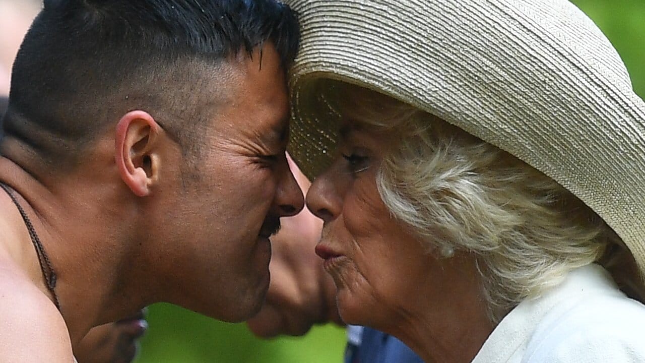 Die traditionelle Maori-Begrüßungszeremonie für Herzogin Camilla. Die traditionelle Maori-Begrüßungszeremonie für Herzogin Camilla.