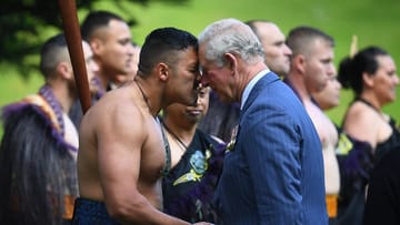 Prinz Charles wird traditionell von einem Maori mit einem Hongi begrüßt.