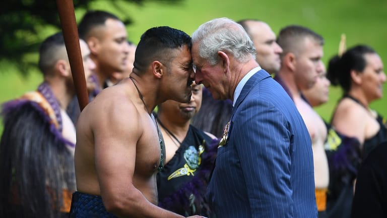 Prinz Charles wird traditionell von einem Maori mit einem Hongi begrüßt.