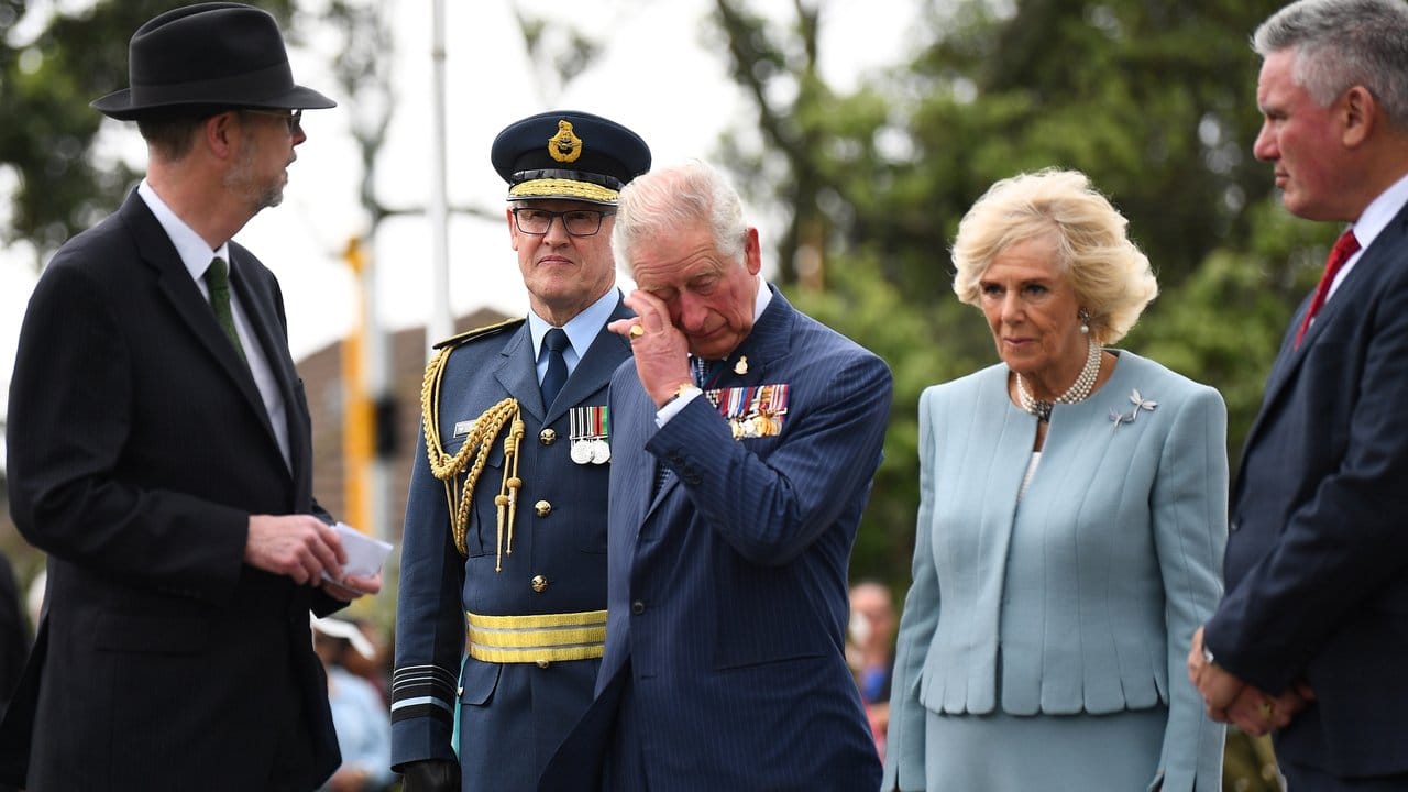 Prinz Charles und Herzogin Camilla gedenken am Mount-Roskill-Kriegerdenkmal der gefallenen Soldaten im Ersten Weltkrieg.