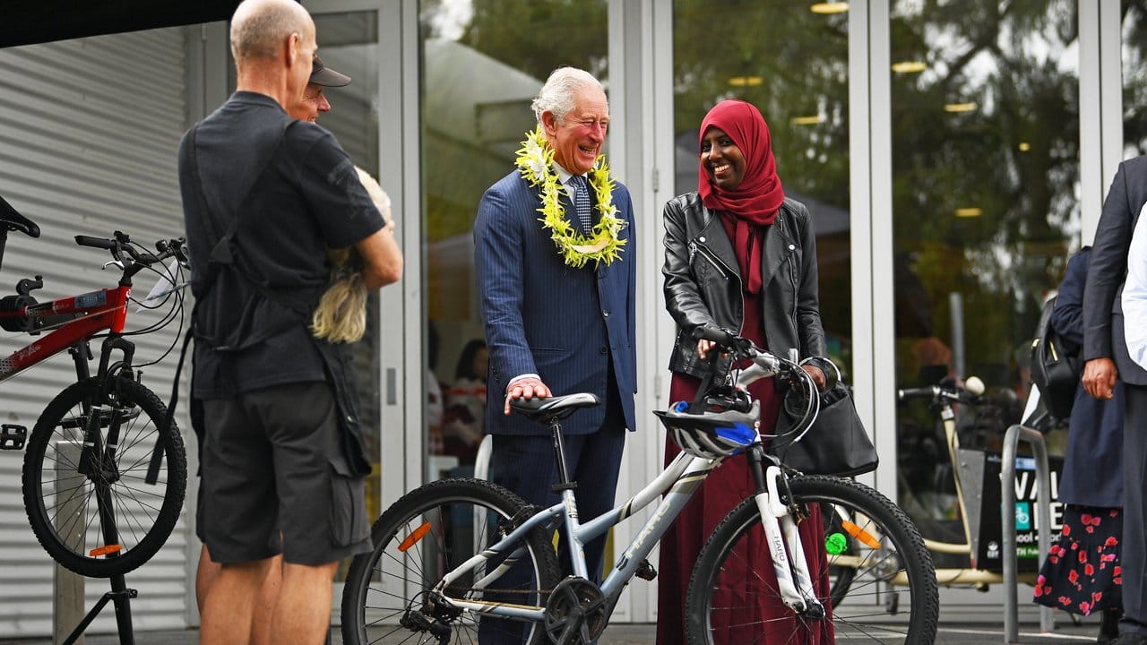 Prinz Charles besucht die "Bike Kitchen", wo gespendete Fahrräder für bedürftige Menschen aufbereitet werden.