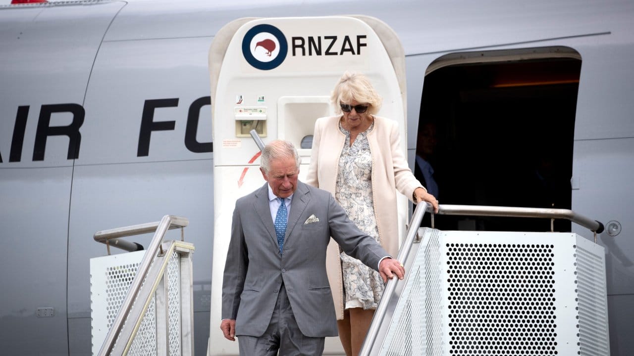 Charles und Camilla treffen zu ihrem Neuseeland-Besuch in Auckland ein.