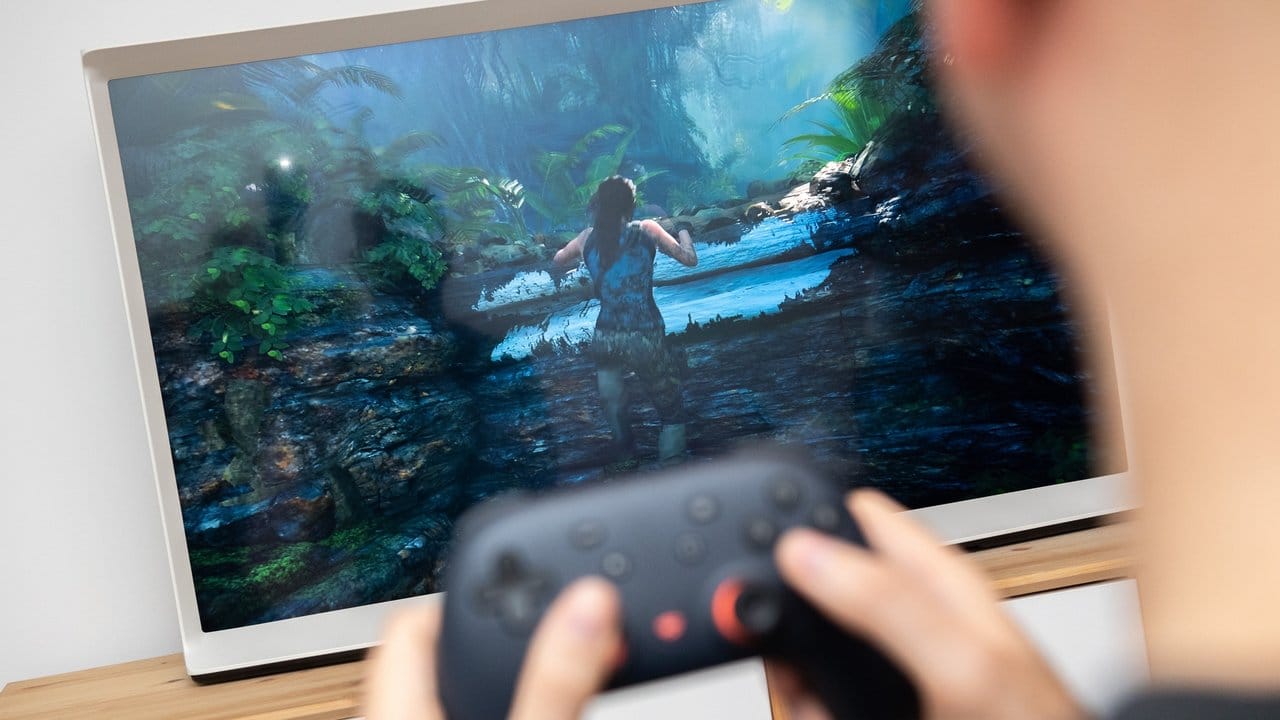 Selbst ein schnelles Spiel wie "Shadow of the Tomb Raider" läuft auf Stadia flüssig - auch schnelle Bewegungsabläufe gelingen.