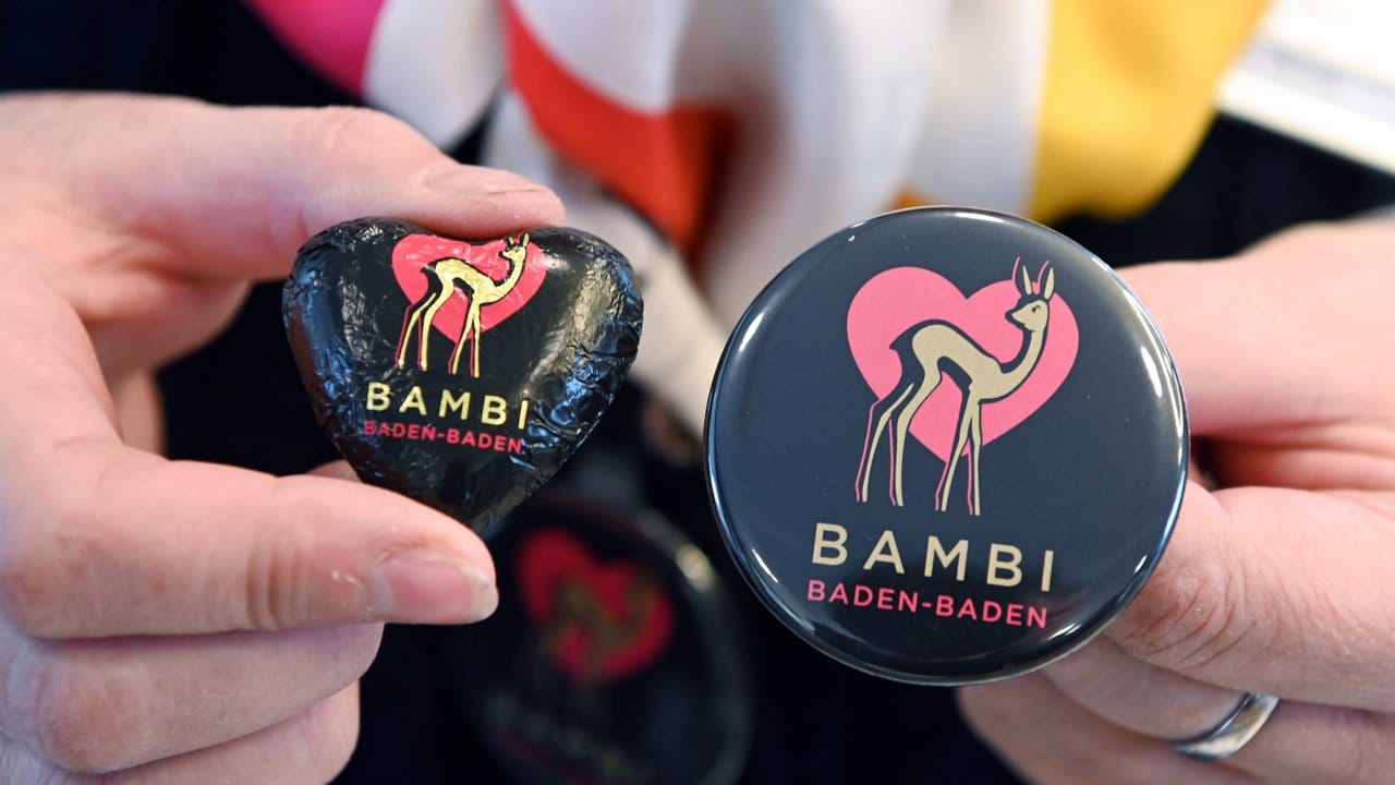Baden-Baden im Bambi-Fieber: Ein Schokoherz und ein Ansteckbutton.