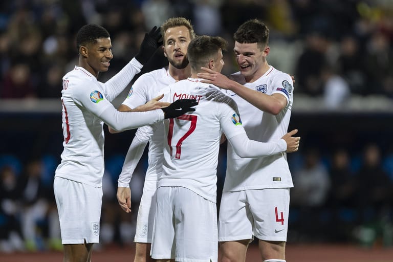England: Die "Three Lions" haben eine relativ souveräne Qualifikation hinter sich, sieben von acht Partien konnte die Mannschaft von Gareth Southgate für sich entscheiden. Lediglich das Auswärtsspiel bei den Tschechen (1:2) ging verloren – es war zugleich die erste Quali-Pleite der Engländer seit zehn Jahren. Dennoch gehört die Mannschaft zum Favoritenkreis bei der EM. Reichte es bei der WM 2018 in Russland nur zu Platz vier, strebt die junge Mannschaft nun das Finale an.