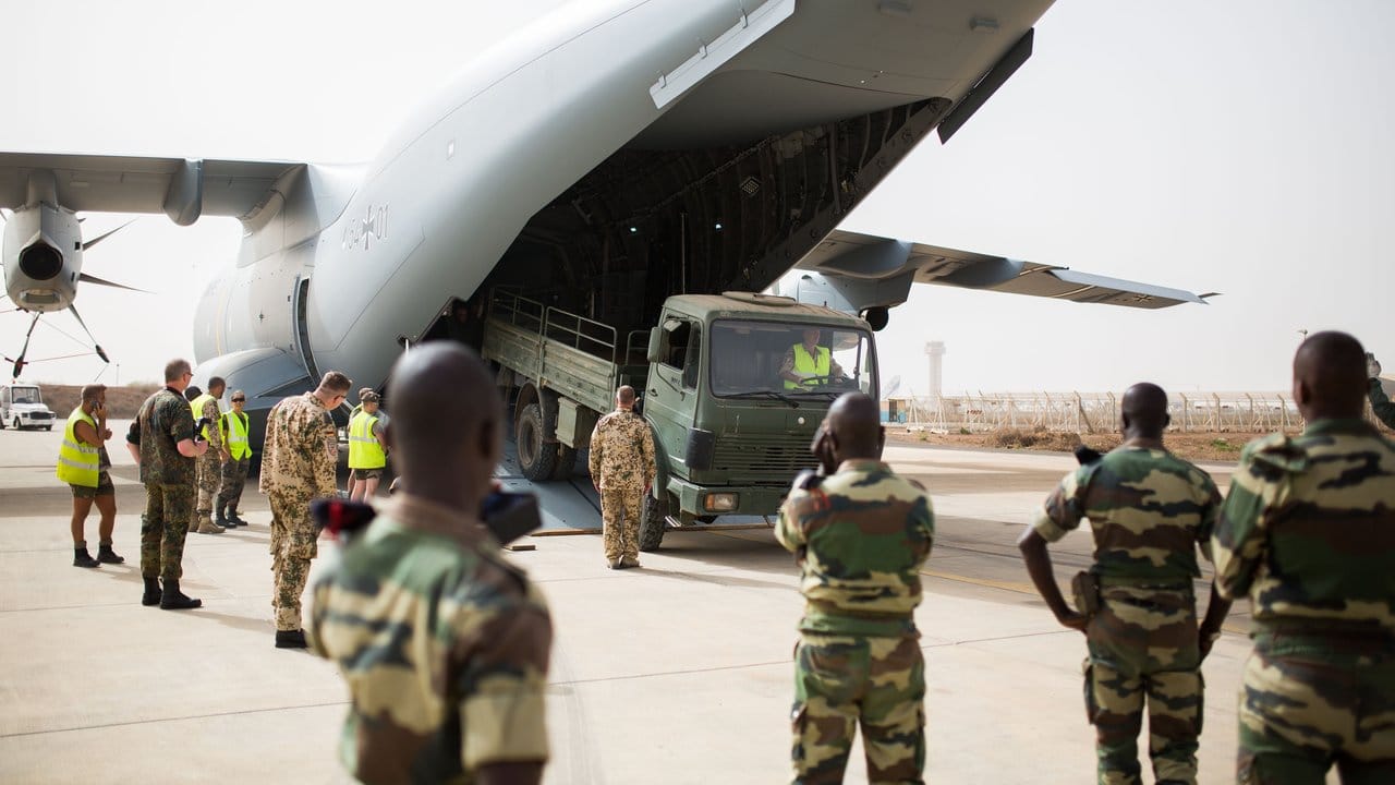 Ein Transportflugzeug der Bundeswehr wird bei einem Einsatz im Jahr 2015 in Dakar im Senegal entladen.