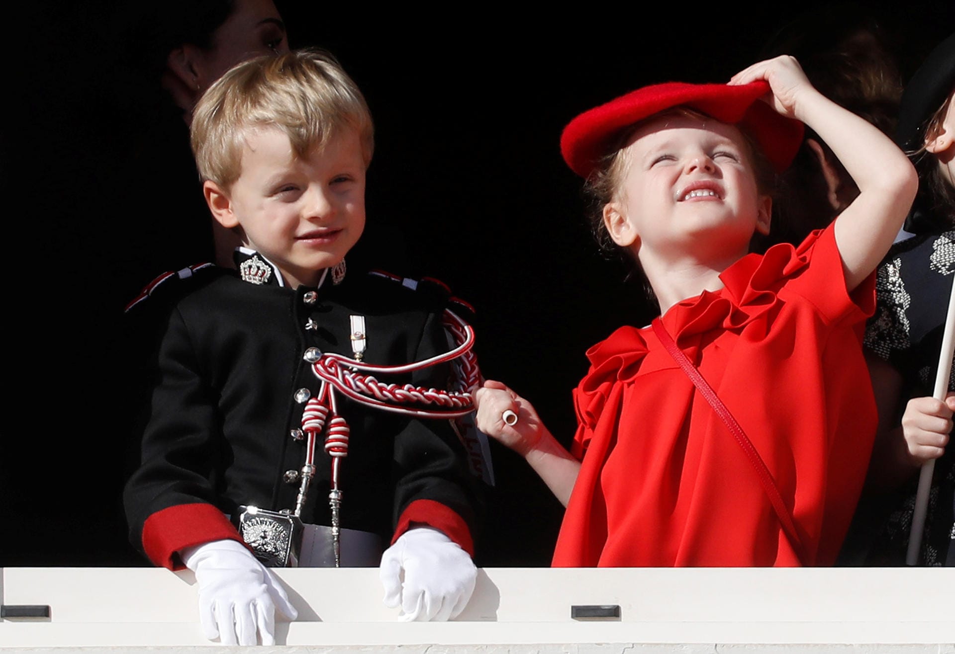 Seine Zwillingsschwester Gabriella hingegen trägt einen Look ganz in Rot.