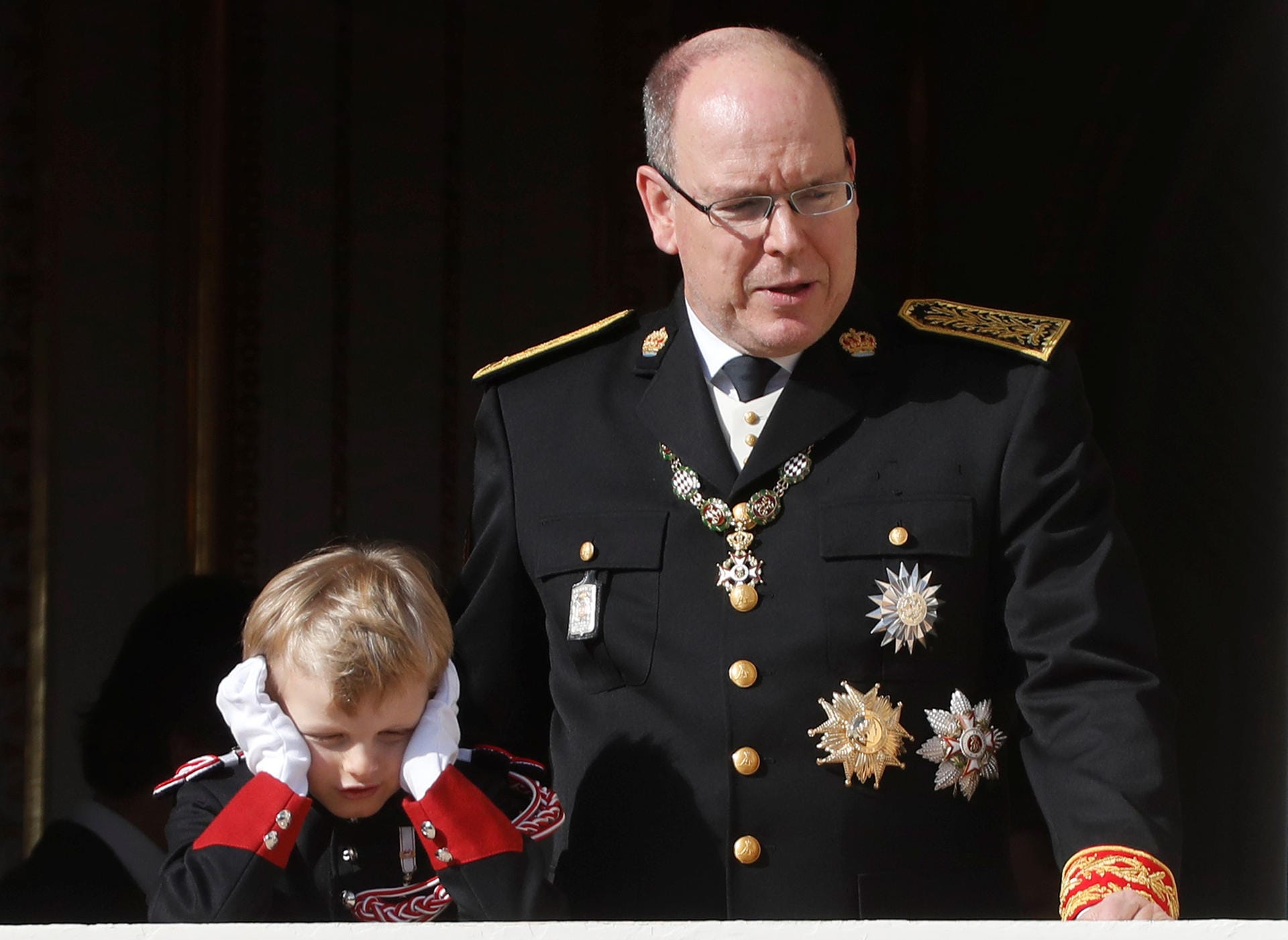 Wie sein Vater Albert trägt auch der kleine Prinz Jacques eine Uniform.