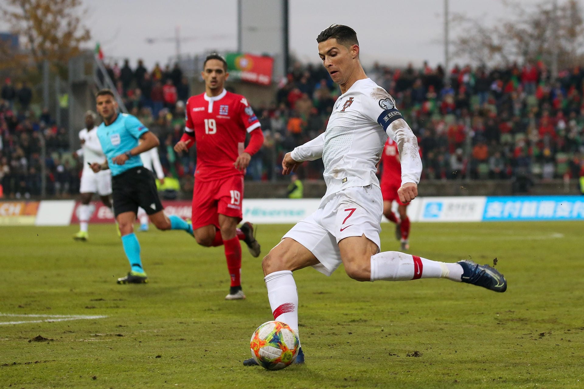 Cristiano Ronaldo und Titelverteidiger Portugal schafften erst am letzten Spieltag in Luxemburg die Qualifikation, mühten sich zu einem 2:0-Erfolg. Ob die Portugiesen ein ernsthafter Titelkandidat sind, bleibt anzuzweifeln. Aber wer weiß: Auch 2016 hatte niemand Portugal auf dem Zettel – der Rest ist Geschichte.