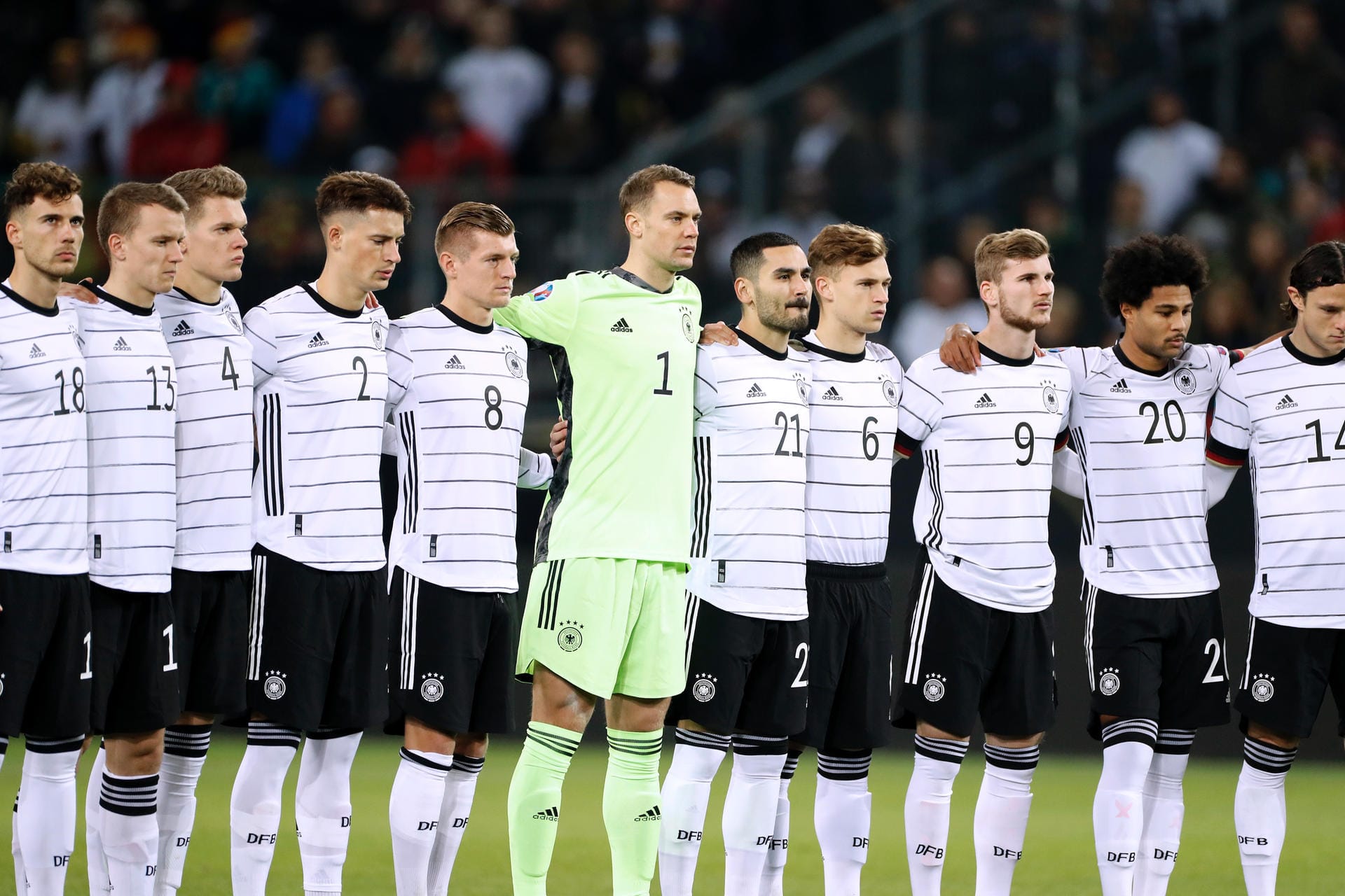 Wie weit ist das DFB-Team? Die deutsche Nationalmannschaft hat sich zwar als Gruppenerster für die EM qualifiziert. Allerdings befindet sich das Team im Umbruch. Erstmals seit zehn Jahren gehört die "Mannschaft" nicht zum engeren Favoritenkreis.