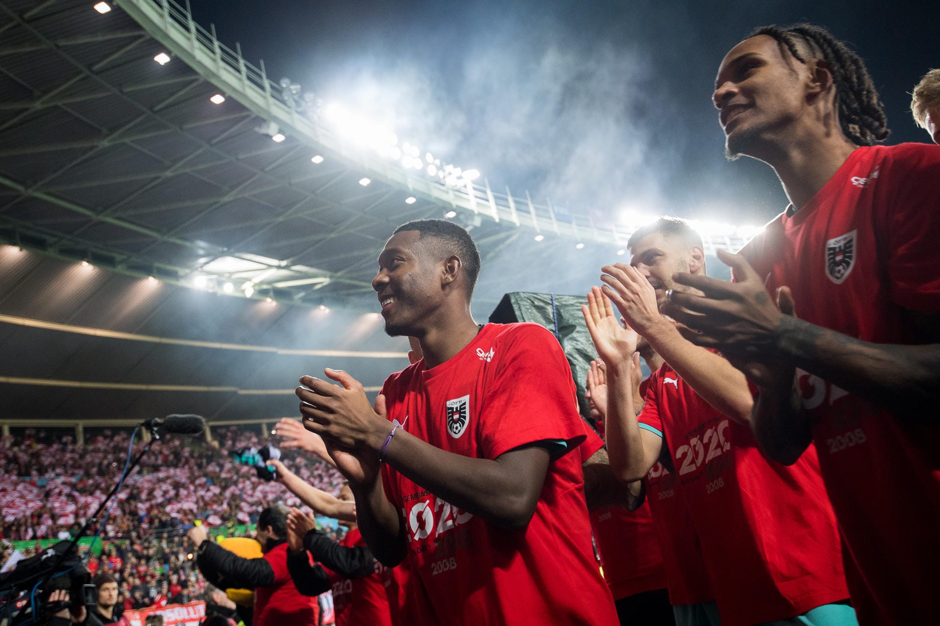 Die Österreicher um Bayern-Spieler David Alaba und den Ex-Herthaner Valentino Lazaro (re.) qualifizierten sich hinter Tabellenführer Polen für die EM 2020. Dort will es die Mannschaft von Franco Foda besser machen als 2016. Bei der erstmaligen Teilnahme vor drei Jahren stand das klägliche Aus in der Vorrunde.