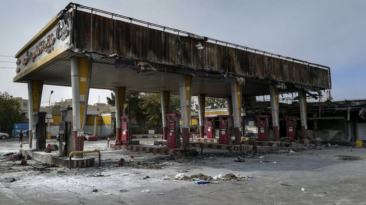Ausgebrannte Tankstelle: Die Wut über die Verteuerung und Rationierung von Benzin im Iran ist groß.