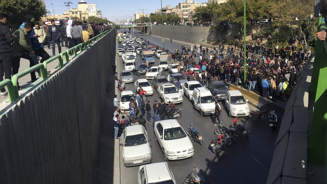 Zivilcourage gegen die Regierung: Autos blockieren eine Straße in der Innenstadt von Isfahan.