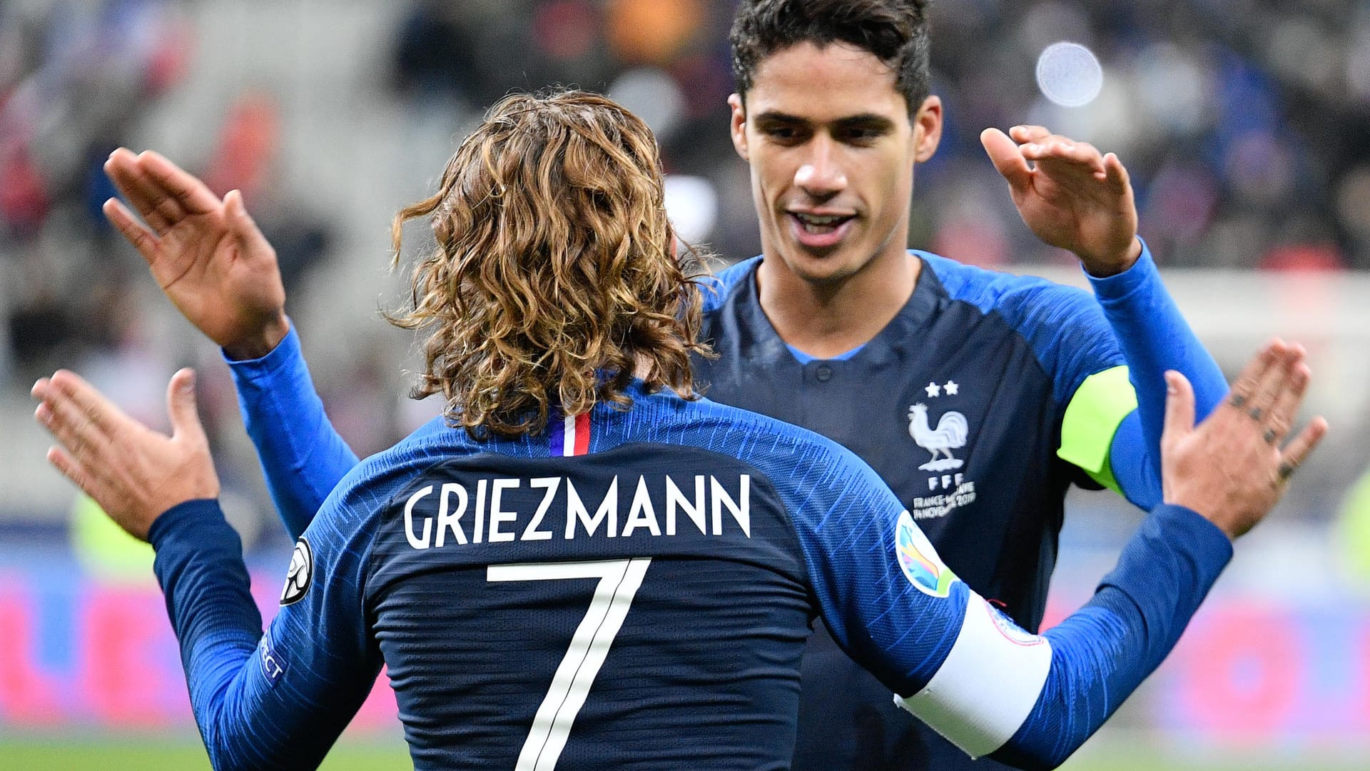 Weltmeister Frankreich hat sich als Gruppenerster der Gruppe H für die EM 2020 qualifiziert. Das Ziel bei der Europameisterschaft ist klar: der Titel. Es wäre nach den Siegen bei der Heim-WM 98 und dem Triumph in Belgien und den Niederlanden im Jahr 2000 der zweite Titel-Doppelschlag für die Franzosen.