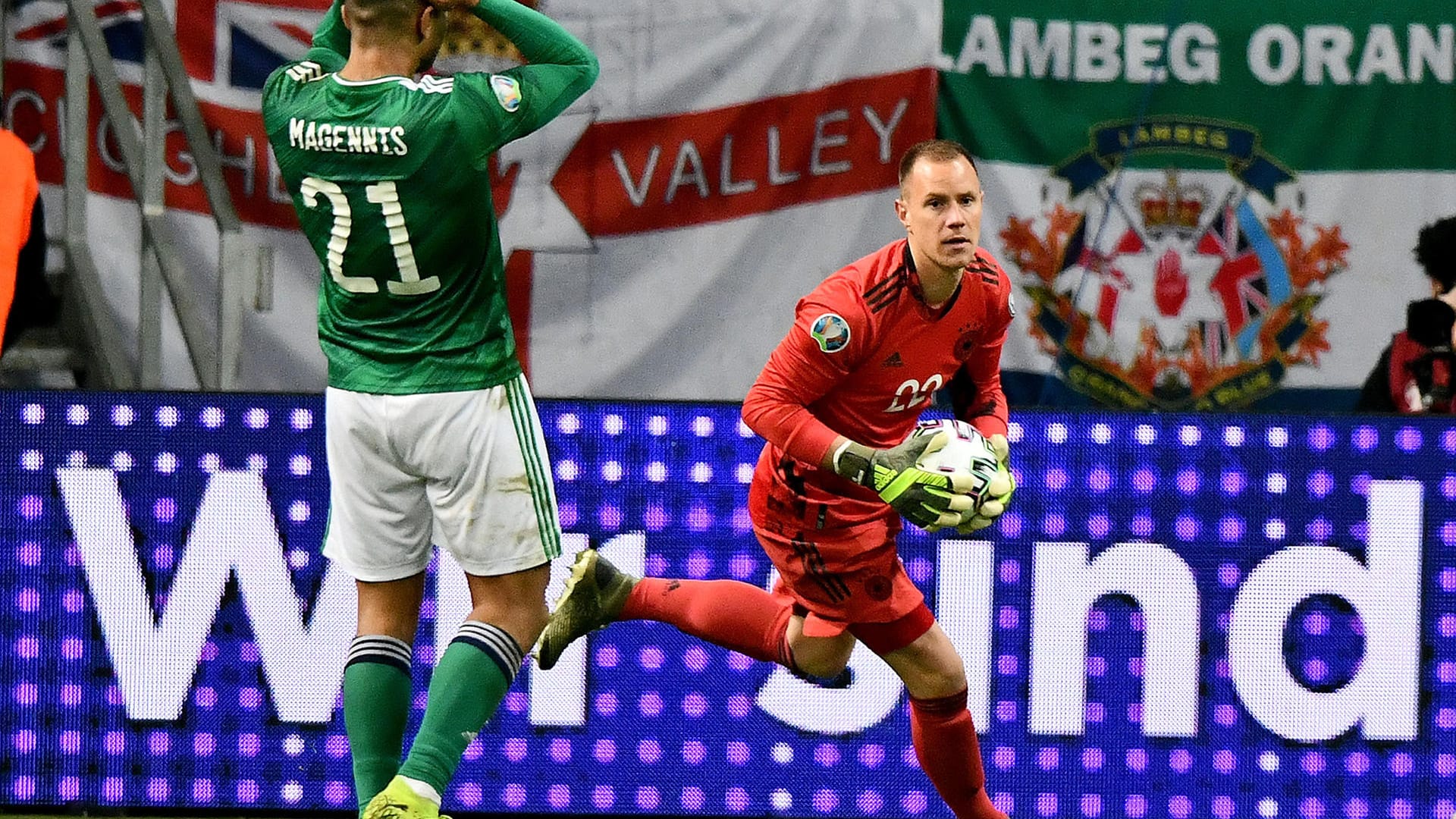 Marc-André ter Stegen: Erlebte einen ruhigen Abend in Frankfurt. Beim frühen Gegentor war er chancenlos, danach gab es wenig zu tun. Wenn Deutschlands Verteidiger bei hohem Angriffspressing der Nordiren unter Druck gerieten, war er zur Stelle. Note 3