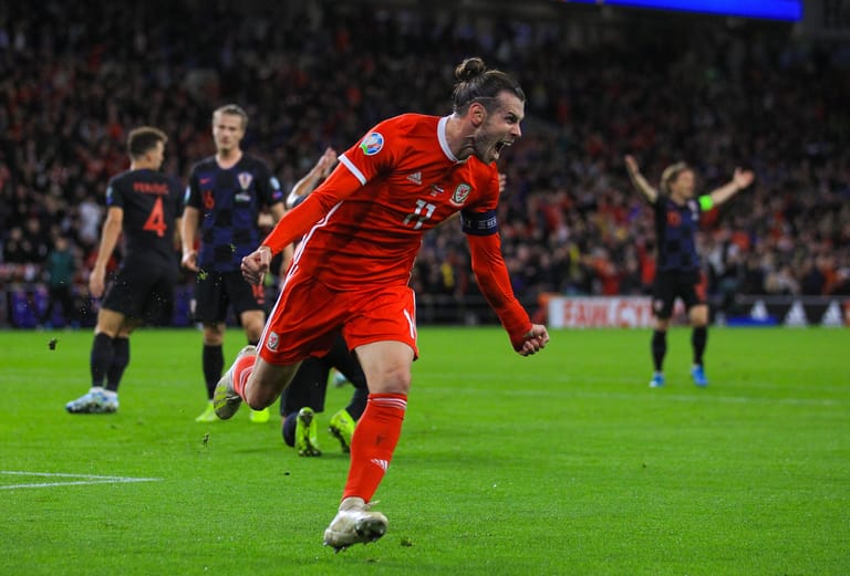 Auch Wales ist beim Turnier 2020 dabei. Die Mannschaft um Top-Star Gareth Bale machte es aber spannend und qualifizierte sich erst am letzten Spieltag durch ein 2:0 gegen Ungarn direkt.